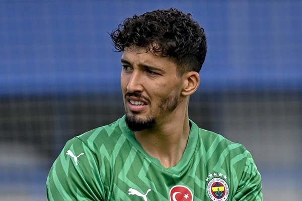 Vấn đề nan giải của Man United: Tìm người gác đền thay thế Onana trong mùa giải 2025-2026